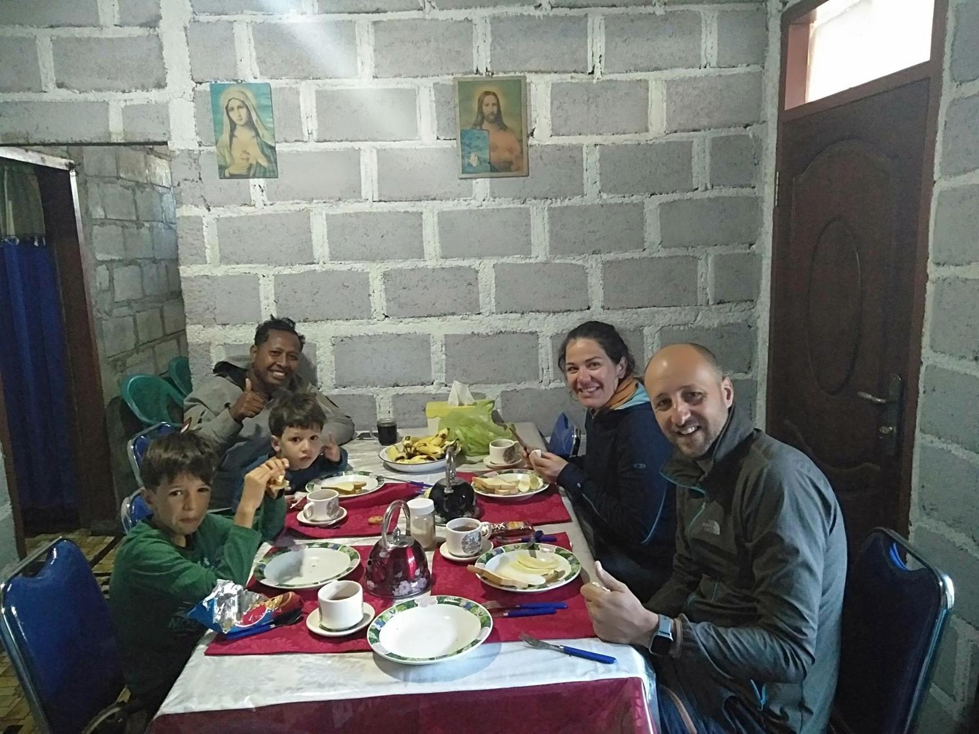 Arnolds Familly Homestay Bajawa Habitación foto